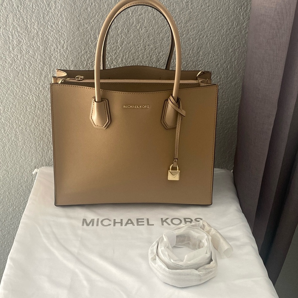 ⭐️SOLD⭐️ Michael Kors Mercer Saffiano Leather Tote